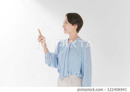 微笑的中間婦女指向 122406941