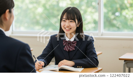 正在討論的高中女生 122407022