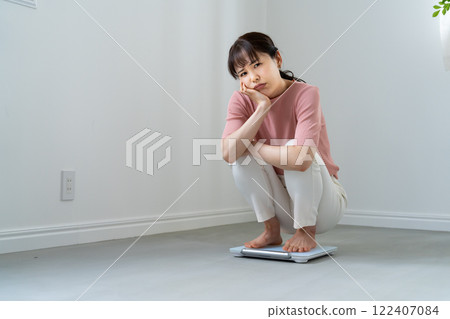 一個女人因騎一個秤而感到失望 122407084