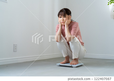 一個女人因騎一個秤而感到失望 122407087