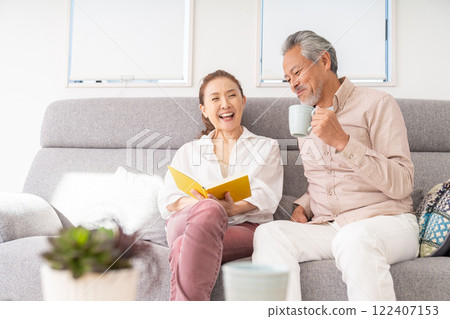 讀一本書的年長夫婦 讀一本書的年長夫婦 122407153