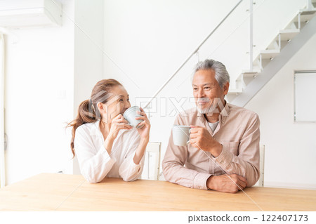 Senior couple conversation Senior couple conversation 122407173