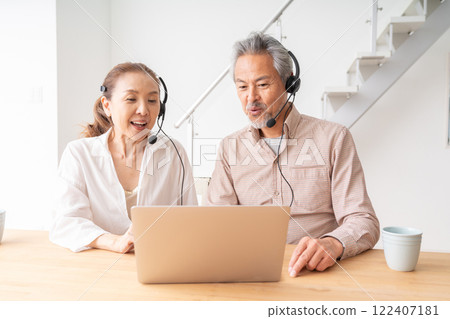 Senior couple correspondence learning 122407181