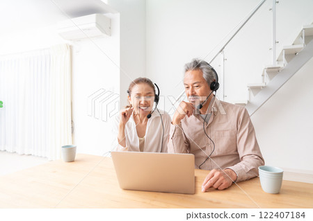 Senior couple correspondence learning Senior couple correspondence learning 122407184