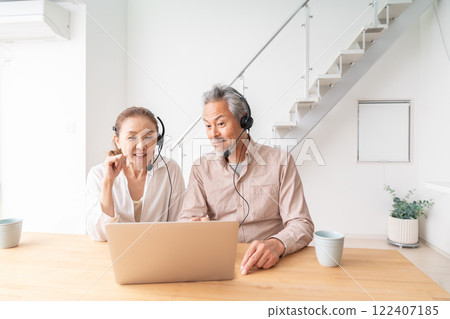 Senior couple correspondence learning 122407185