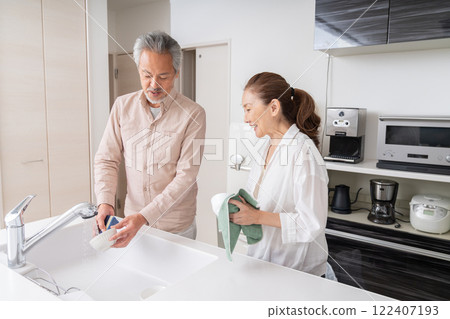 Senior couple washing dishes 122407193