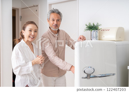 看冰箱裡的年長夫婦 看冰箱裡的年長夫婦 122407203