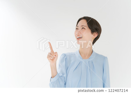 微笑的中間婦女指向 微笑的中間婦女指向 122407214