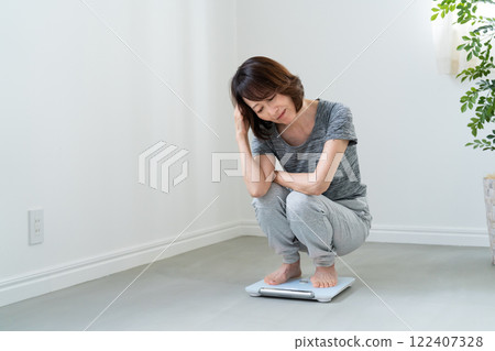 一個女人因騎一個秤而感到失望 122407328