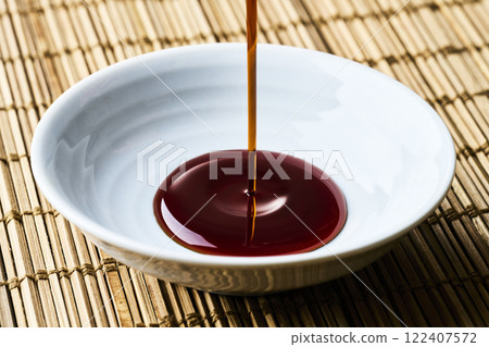 將醬油倒入豆盤中 將醬油倒入豆盤中 122407572