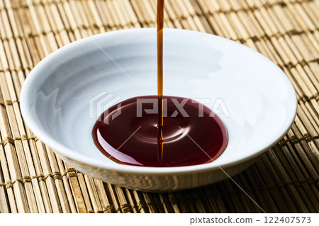 將醬油倒入豆盤中 將醬油倒入豆盤中 122407573