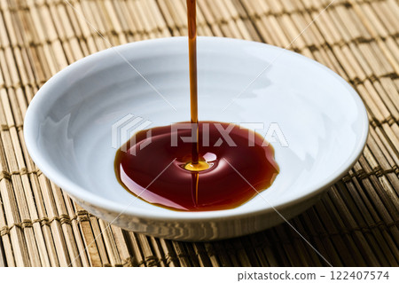 將醬油倒入豆盤中 將醬油倒入豆盤中 122407574