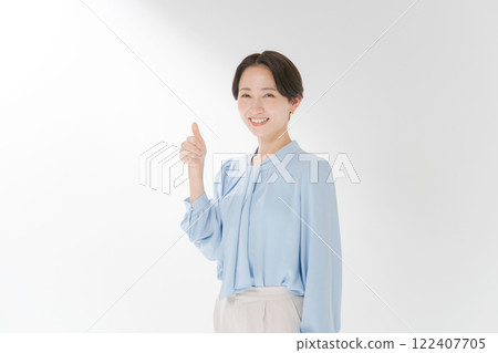 微笑的中年婦女擺姿勢 122407705
