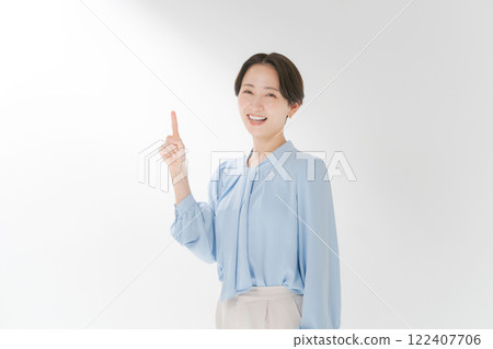微笑的中年婦女擺姿勢 122407706