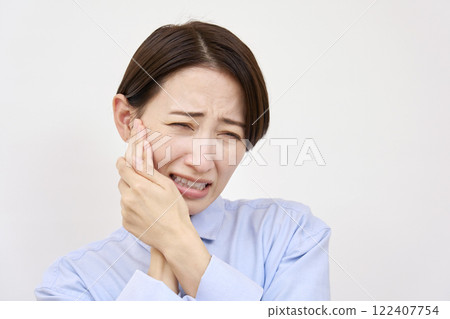 Female toothache white background 122407754