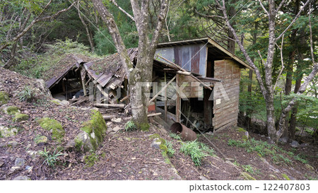 Abandoned houses around Kowada Station on the Iida Line Abandoned houses around Kowada Station on the Iida Line 122407803