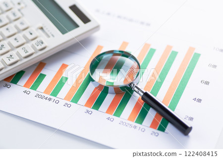 公司業績圖表、計算器和放大鏡 公司業績圖表、計算器和放大鏡 122408415
