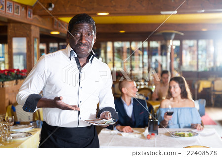 Waiter expressing displeasure with small tip 122408578