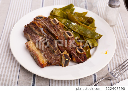 Fried beef served with green beans Fried beef served with green beans 122408590