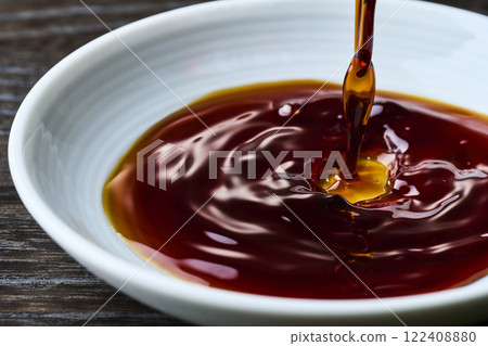 將醬油倒入小盤子中 將醬油倒入小盤子中 122408880