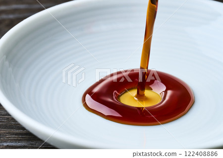 將醬油倒入小盤子中 122408886