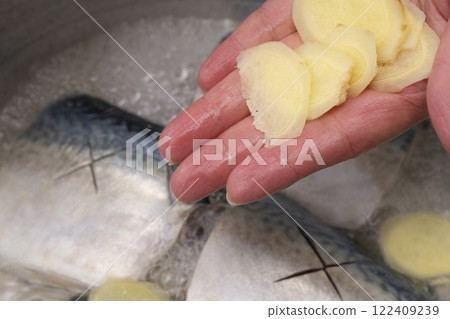 將鯖魚放入鍋中,用味噌煮 將鯖魚放入鍋中,用味噌煮 122409239