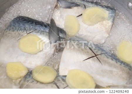 將鯖魚放入鍋中,用味噌煮 將鯖魚放入鍋中,用味噌煮 122409240