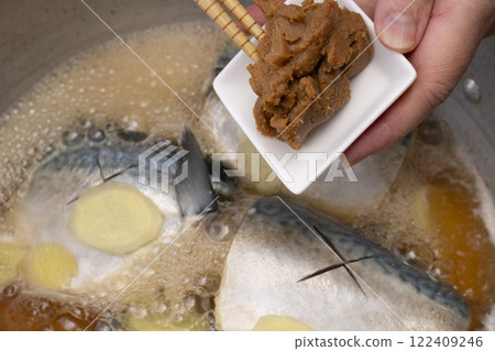 將鯖魚放入鍋中，用味噌煮 122409246