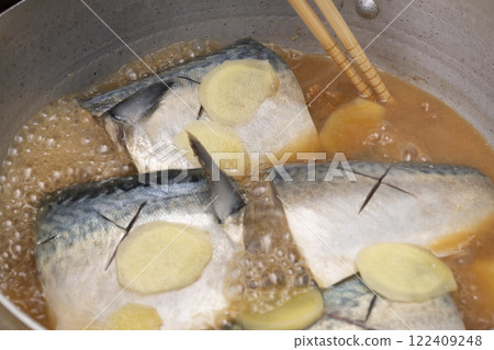 將鯖魚放入鍋中,用味噌煮 將鯖魚放入鍋中,用味噌煮 122409248