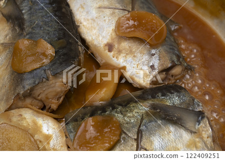 將鯖魚放入鍋中,用味噌煮 將鯖魚放入鍋中,用味噌煮 122409251