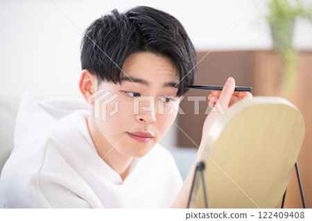 一個年輕人畫眉毛的化妝美容形象 122409408