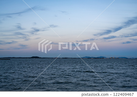 日落時的大海和海岸線 122409467