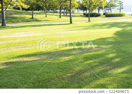 On the mall in the shade of the grass in the park On the mall in the shade of the grass in the park 122409673