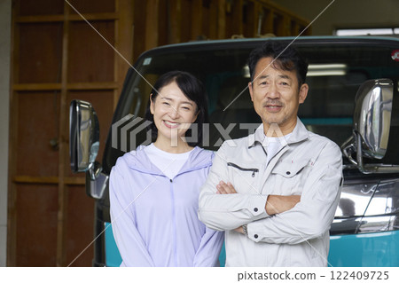 幾個工人站在卡車前看著鏡頭的肖像 122409725