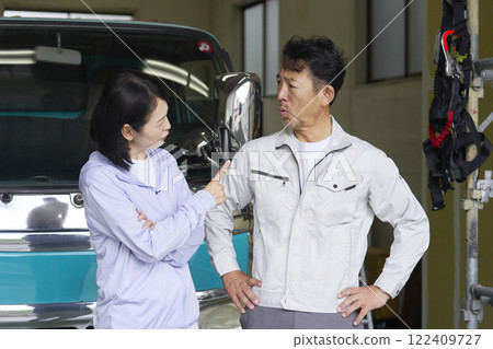 一對工人夫婦在卡車前打架 122409727