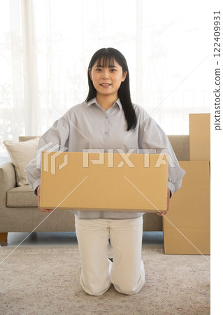 年輕女子移動紙板包裝場景 122409931