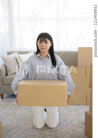 年輕女子移動紙板包裝場景 122409932