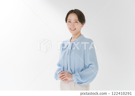 一個微笑的中年婦女 一個微笑的中年婦女 122410291