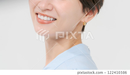 中年婦女嘴角微笑 122410386