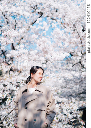 櫻花和一個年輕女子 122410458