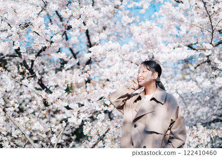 櫻花和一個年輕女子 122410460