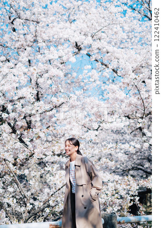 Cherry blossoms and a young woman 122410462