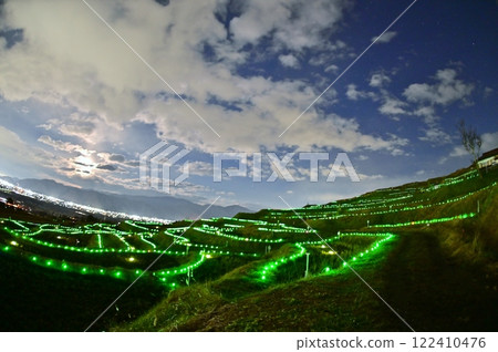 The light of pet fireflies and the moonlight of the sixteenth night decorate the rice terraces. 122410476