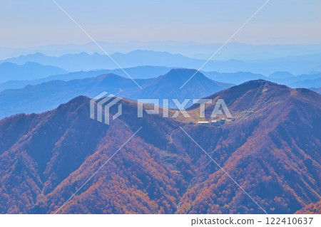 Autumn view of the south from Shirakemon in Minakami Town, Tone District, Gunma Prefecture (Tenjindaira Station, Mount Azumaya, Mount Takakura, Mount Tenjin) 122410637