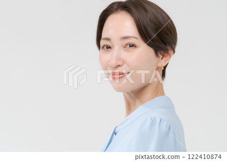 A smiling middle woman 122410874