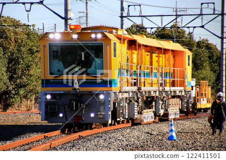 This vehicle can remove small scratches on the surface of rails and extend their service life by about twice... 122411501