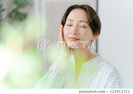 Middle women beauty Middle women beauty 122411721