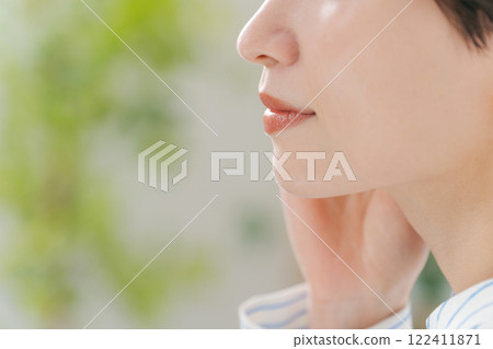 Beauty of a woman in her 30s wearing a shirt 122411871