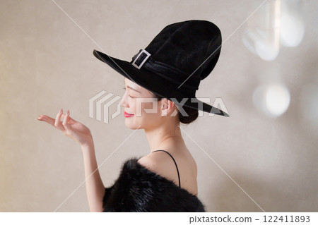在萬聖節扮成女巫的女人 在萬聖節扮成女巫的女人 122411893