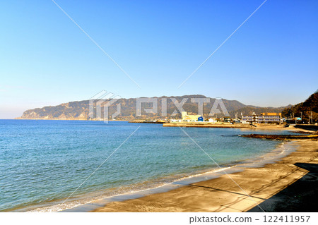 從雲浦海灘附近眺望鋸山（千葉縣鋸南町）的道路休息站鋸南 [2025.1] 122411957